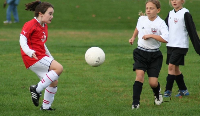  Filles jouant au football